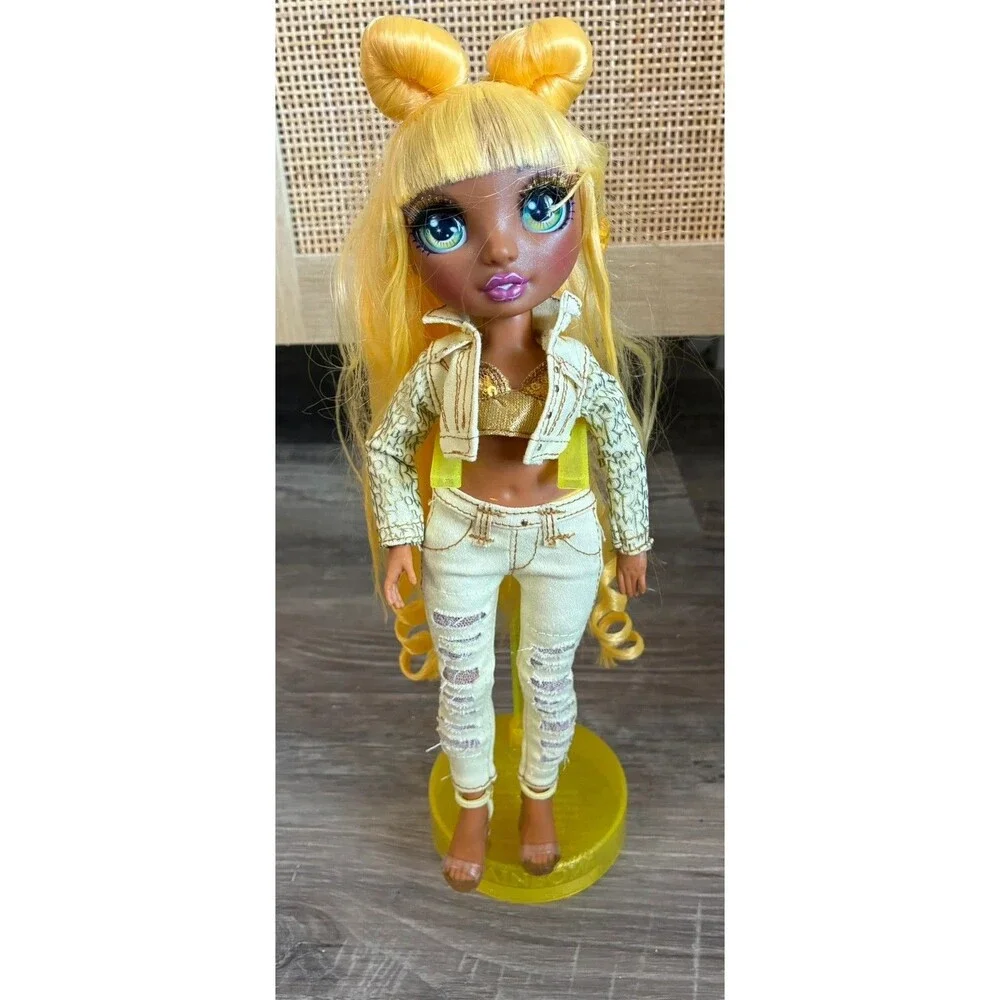 Rainbow High Sunny Madison Doll Complete Outfit Stand